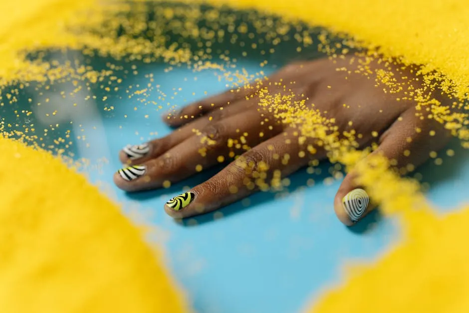 Kreativ nail art design med kunstneriske mønstre og farger