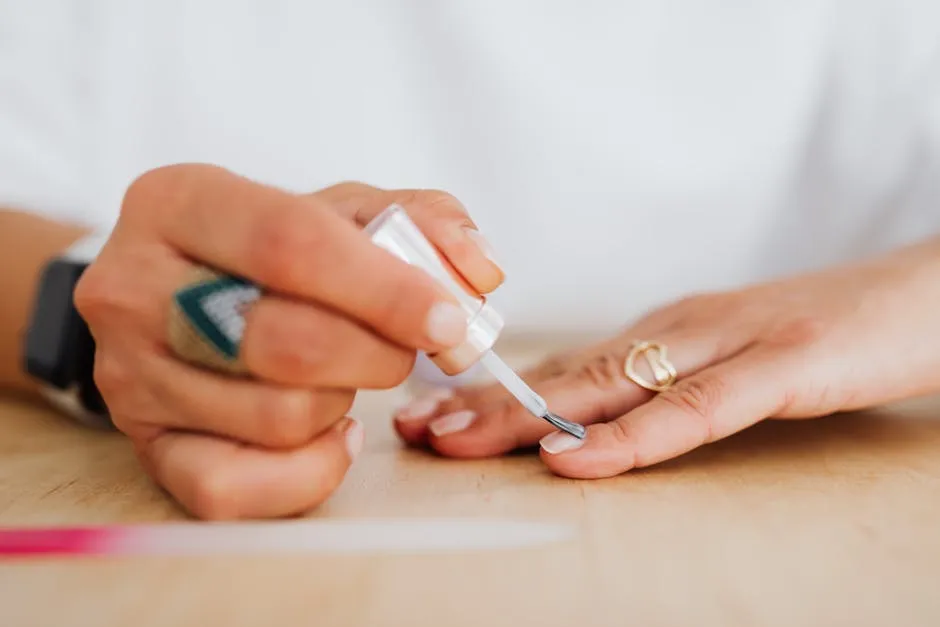 Hvite flekker på neglene — Årsaker, behandling & tips